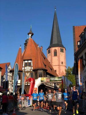 Der Start des Teams vor dem Rathaus in Michelstadt.
