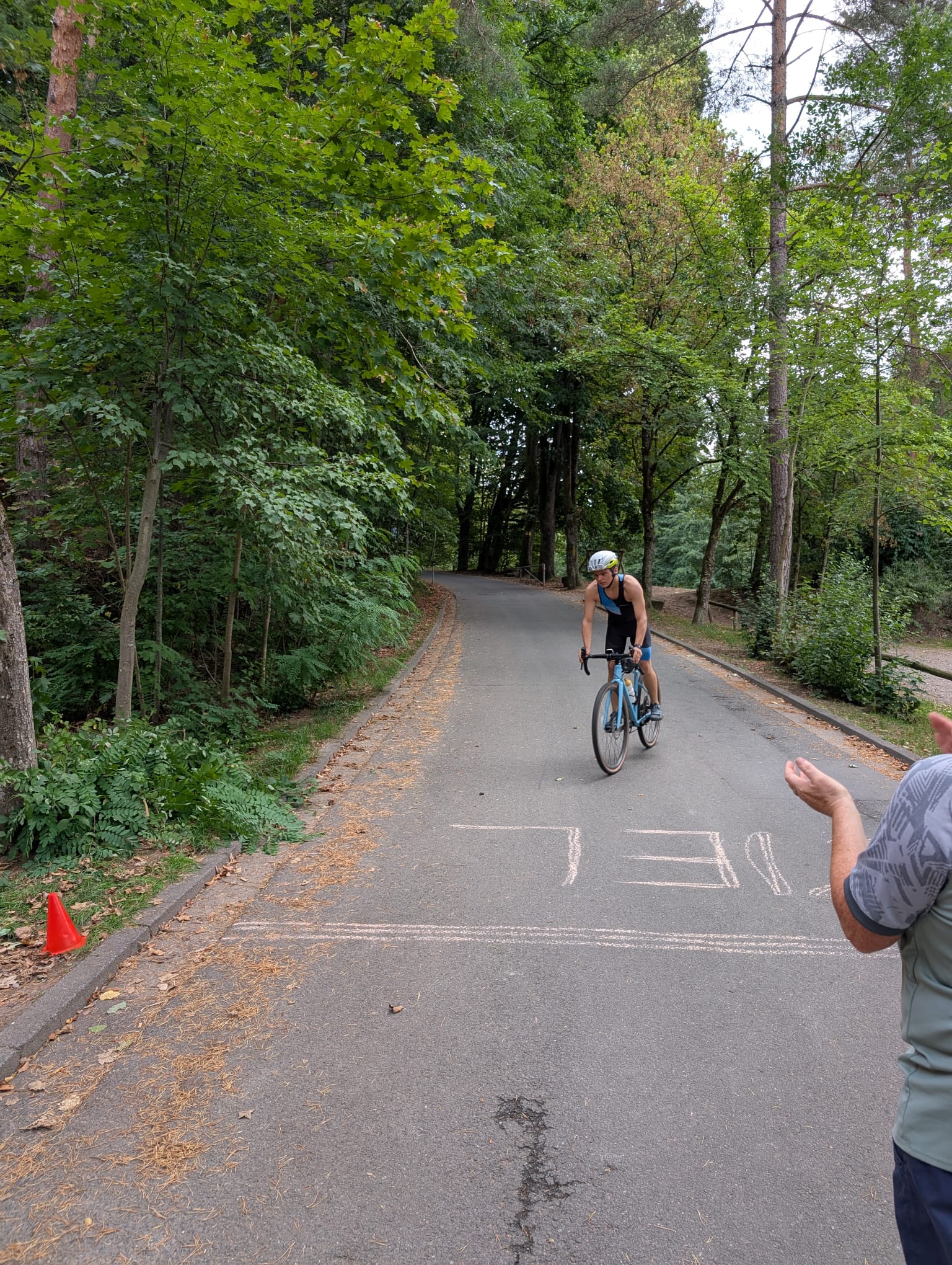 Teilnehmer auf der Radstrecke des BSO-Natur-Triathlons